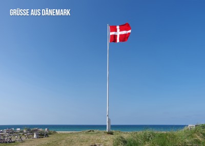 Grüße aus Dänemark – Flagge am Meer