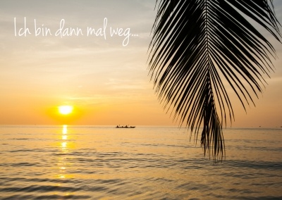 idyllisches bild von sonnenuntergang am meer mit palmen und dem spruch ich bin dann mal weg