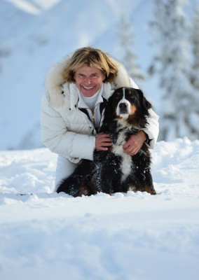 Postkarte HANSI HINTERSEER mit seinem Hund im Schnee