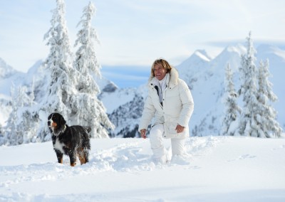 Postkarte HANSI HINTERSEER mit seinem Hund im Schnee spazieren