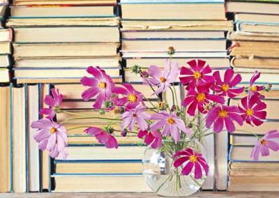 Stilleben â€“ Vase mit Blumen und BÃ¼chern