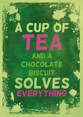 Vintage Spruch Postkarte: A cup of tea and chocolate bisuit solves everything