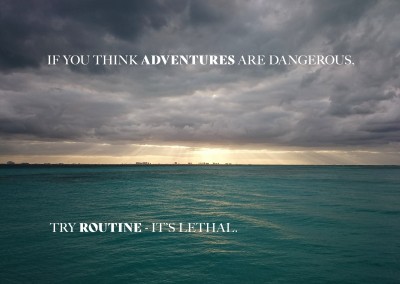 postal diciendo que Si usted piensa que las aventuras son peligrosos, trate de rutina, es letal