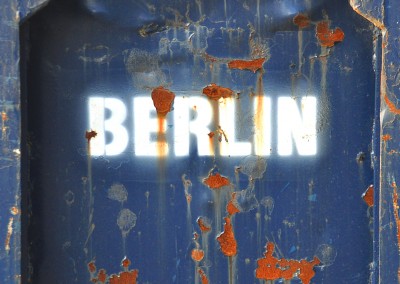 Berlin blaues rostiges Schild 