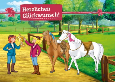 Bibi und Tina mit Pferden und Pokal in Landschaft