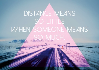 Bild einer verschneiten StraÃŸe mit einem hippen Dreieck und dem Spruch Distance means so little when someone means so much