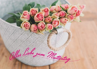 Muttertags Grußkarte: Foto mit Rosen und weißem Geschenk–mypostcard