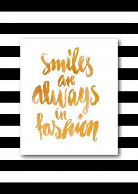 smiles are always in fashion in schwarzer Kalligrafie, gold umrahmt auf schwarz weiß gesteiftem Hintergrund