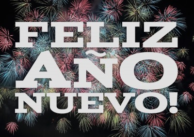 Feliz Año nuevo letras grandes sobrefoto de fuegos artificiales