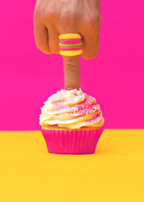 Kubistika Finger im Muffin in pink und gelb