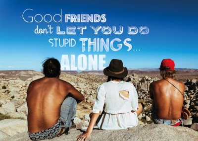 Drei freunde sitzen auf felsen mit blick in die ferne und darüber steht  good friends don`t let you do stupid things alone.