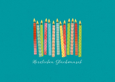 bunte Geburtsagskerzen in einer Reihe auf blaugrÃ¼nem Hintergrund von Gutschverlagâ€“mypostcard
