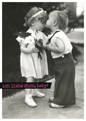 zwei kinder kuessen sich vintage schwarz weiss postkarte
