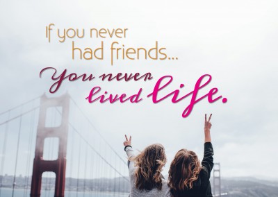 Zwei Frauen machen ein Peacezeichen und darüber der Spruch: If you never had friends, you never lifed life.