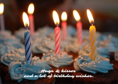 Carte avec un gâteau et des souhaits d'anniversaire