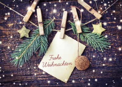 Frohe weihnachten Postkarte mit selbst gebastelte Dekoration Tannenzweig Holz Sterne 