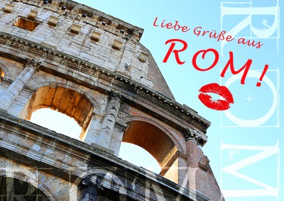 Postkarte mit einem foto vom kollosseum in rom mit rotem text: liebe grüße aus rom! 