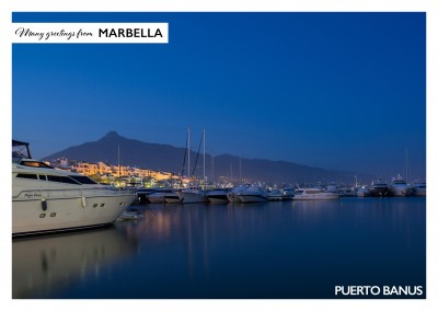 Foto vom Hafen Puerto Banus' in Marbella am Abend mit Berg im Hintergrund–mypostcard
