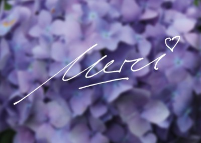 handgeschriebenes merci mit herz und lila violette blumen