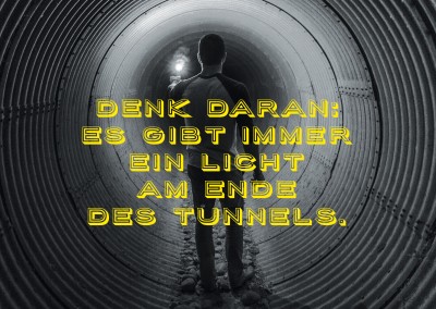 foto man in einer roehre und spruch denk daran es gibt immer ein licht am ende des tunnels