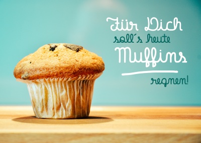 Muffin auf einem Holz-Tisch mit dem Spruch FÃ¼r dich soll's heute Muffins regnen
