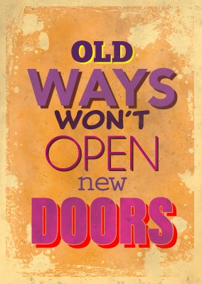 Vintage Spruch Postkarte: Old ways won't open new doors