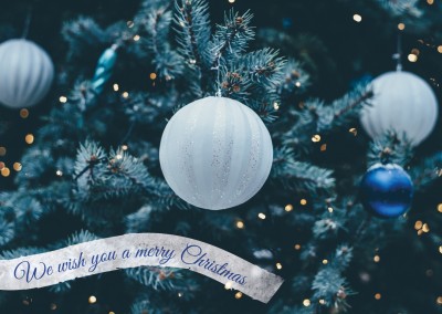 Weihnachtsgrußkarte wünscht merry Christmas auf blauem Christbaummotiv mit Kugeln