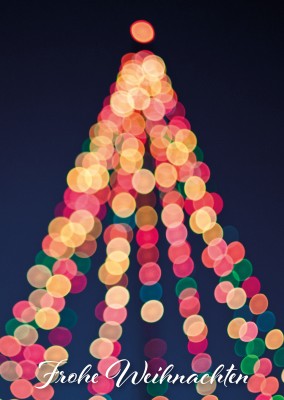 Weihnachtskarte mit Fotografie von bunt leuchtenen Weihnachtsbaum