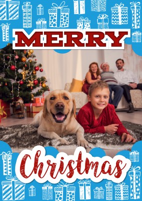 Personalisierbare Weihnachtskarte mit Illustrationen von Geschenken in blau und weiß