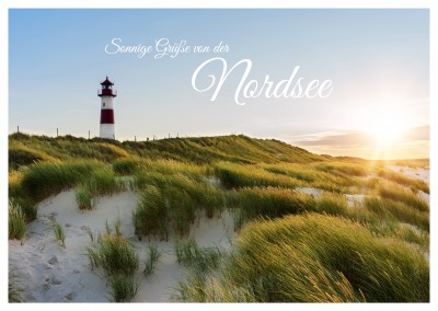 Nordseestrand mit Leuchtturm und Dünen im Sonnenschein–mypostcard