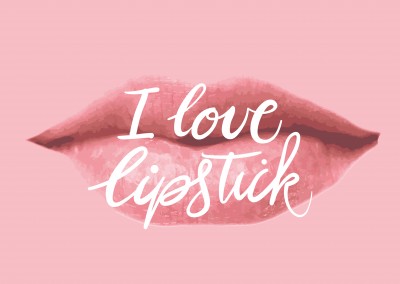 Weisser I love lipstick- Schriftzug auf pinkem Grund mit Kussmundherz