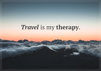 cartÃ£o-postal dizendo: Viajar Ã© a minha terapia