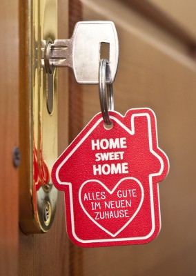 roter Schlüsselbund mit Aufrschrift home sweet home–mypsotcard