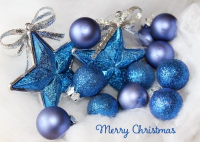 Weihnachtsdekoration in blau mit Schriftzug Fröhliche Weihnachten